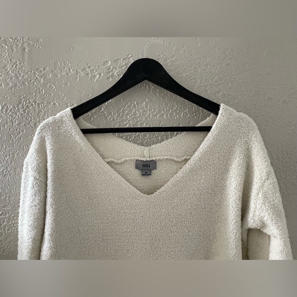 YAIRA Women’s Soft Cozy Cream V-Neck Sweater Size Medium - Picture 2 of 7